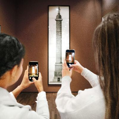 Should Photos Be Banned in Museums?