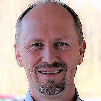 Over en åpen Bibel med Inge Flaat