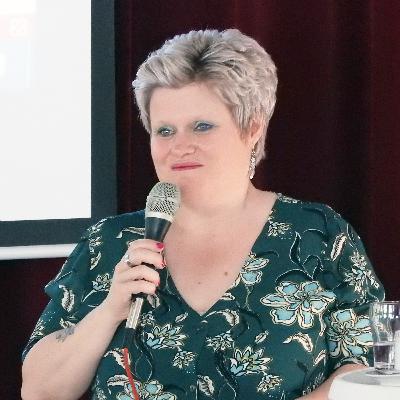 Een gesprek van Jeannette tot Jeanet, over waarom het zo moeilijk is om te praten over seksueel geweld... Een gesprek van Jeannette tot Jeanet, over waarom het zo moeilijk is om te praten over seksueel geweld...