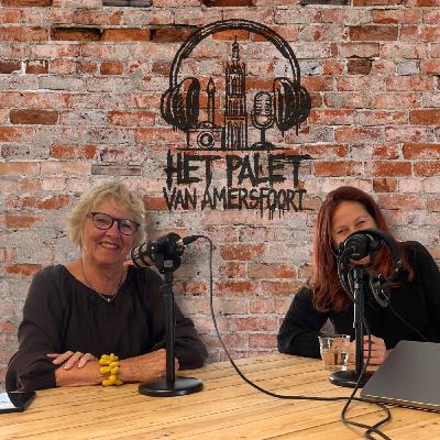 Gerda de Jong laat met een kop koffie in de hand de inspiratie vloeien.