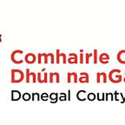 Na Comhairleoirí Contae Michéal Cholm Mac Giolla Easbuig agus Denis Mac Aoidh.