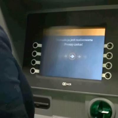Klienci banku tracą pieniądze. Policja ostrzega i potwierdza nieuprawnione wypłaty