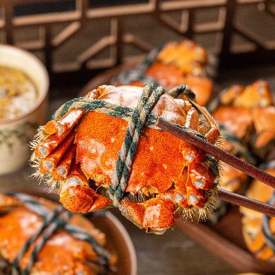 吃死螃蟹中毒进医院屡见不鲜，为啥死螃蟹吃不得，活蟹现蒸就没事？