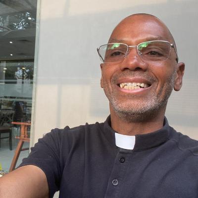 La evolución y la religión con Padre Marcio Paulo de Souza. La evolución y la religión con Padre Marcio Paulo de Souza.