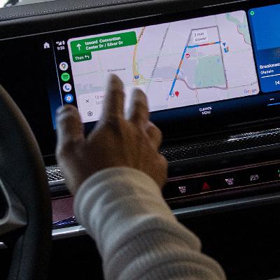 Darf man das Touchdisplay im Auto während der Fahrt nutzen?