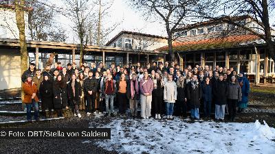 Junge Erwachsene treten ins Gespräch mit dem Shoah-Überlebenden Roman Schwarzman Junge Erwachsene treten ins Gespräch mit dem Shoah-Überlebenden Roman Schwarzman