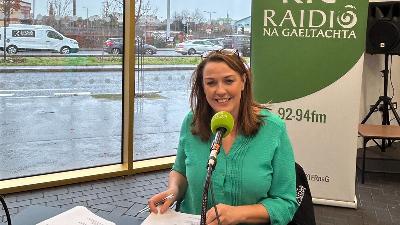 Barrscéalta beo ón Oireachtas i mBéal Feirste a láithriú ag Michelle Nic Grianna agus a léiriú ag Conor Ó Gallachóir agus Damien Ó Dónaill.