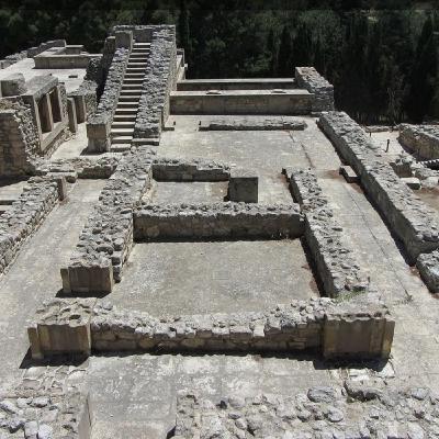 S8 Ep581: 3. Wicked Queens and the Sacrifice of Vestals (5) Southon discusses Tullia, the "wicked" opposite of Lucretia, who murdered her family to seize power and defiled her father’s body. Her ambition served as a warning that monarchy breeds tyranny. The focus t