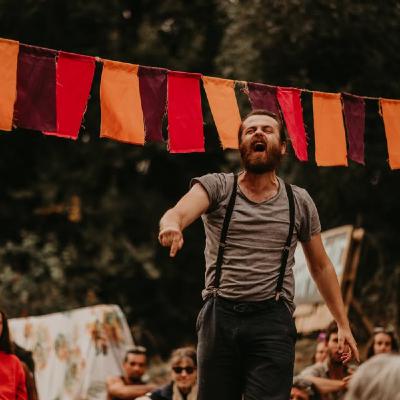 Raphael Reuche entre Théâtre de rue slam et contes