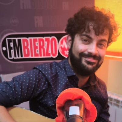 Gabi García y Gerardo Luna son dos de los tres miembros del grupo Rosa Caimán que hoy vinieros a mostrarnos su música Gabi García y Gerardo Luna son dos de los tres miembros del grupo Rosa Caimán que hoy vinieros a mostrarnos su música