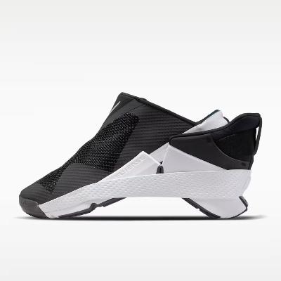 NIKE「ゴー フライイーズ」が革命的すぎる。手を使わずに履ける“魔法の靴”が教えてくれたこと。