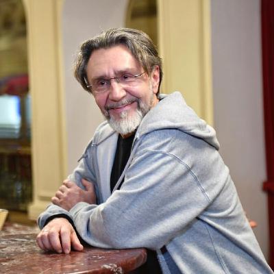 Сергей Шнуров променял матерные кричалки на добрую песенку «Учат в школе»