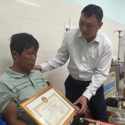 Thời sự 12h 10/12/2025 Chủ tịch nước Lương Cường tặng Huân chương Dũng cảm thưởng 2 công dân Thời sự 12h 10/12/2025 Chủ tịch nước Lương Cường tặng Huân chương Dũng cảm thưởng 2 công dân