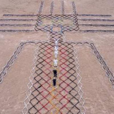 "Gigante Vestido": Arte monumental para enfrentar la basura textil y el consumo desmedido en el desierto.
