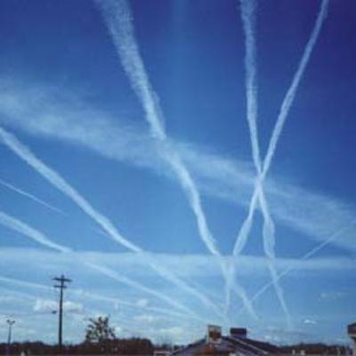 O que é o rastro dos aviões deixam no céu ( contrail )