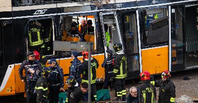 Un tram deraglia a Milano, decine di feriti e due vittime