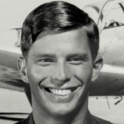 #126 – Nauðlendingin á Sólheimasandi enn í fersku minni, segir flugmaðurinn Gregory Fletcher. Ótrúlegt afrek að svífa ísaðri Douglas vélinni langa leið og lenda giftusamlega á sandinum. #126 – Nauðlendingin á Sólheimasandi enn í fersku minni, segir flugmaðurinn Gregory Fletcher. Ótrúlegt afrek að svífa ísaðri Douglas vélinni langa leið og lenda giftusamlega á sandinum.