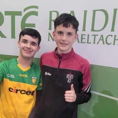 Declan Ó Míocháin, a mháthair Frances Uí Mhíocháin agus Peadar Ó hArlaigh lena mháthair Patricia Uí Arlaigh.