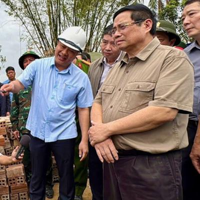 Thủ tướng Phạm Minh Chính thăm vùng lũ Phú Yên, động viên người dân ổn định đời sống Thủ tướng Phạm Minh Chính thăm vùng lũ Phú Yên, động viên người dân ổn định đời sống