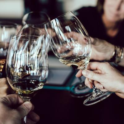 ‘Hvor vi spiser': Sommelier Henrik Levinsen fortæller om vin og rus under den gode middag