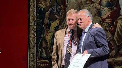 Carlos Oca celebra el reconocimiento al Bar Carlos