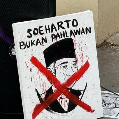 Ken Setiawan and Lailly Prihatiningtyas - Soeharto as National Hero