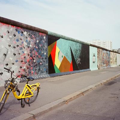FG MUSIC STORY LES FOIS OÙ LA MUSIQUE, L’ÉLECTRO ONT ACCOMPAGNÉ L’HISTOIRE : LE MUR DE BERLIN CHUTE SUR FOND DE TECHNO