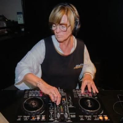Entrenando para la jubilación | Diana Rumbo, Dj a los 69 años