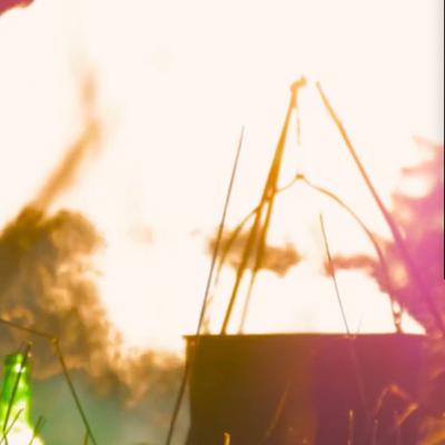 Gulaschsuppe im Kessel auf offenem Feuer