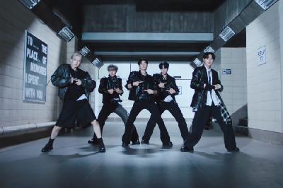 Watch: DKZ Rewinds Time For A Lost Love In Captivating “Replay My Anthem” MV | Soompi