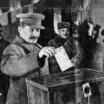 S8 Ep120: HEADLINE: GAIUS & GERMANICUS IN LONDINIUM 91 AD: Discussing the Pragmatic 28-Point Plan for Ukraine. Broadcasting live from Londinium, where the Thames is too rough for boatmen due to the grim weather, Gaius and Germanicus analyze the 28-point plan aimed S8 Ep120: HEADLINE: GAIUS & GERMANICUS IN LONDINIUM 91 AD: Discussing the Pragmatic 28-Point Plan for Ukraine. Broadcasting live from Londinium, where the Thames is too rough for boatmen due to the grim weather, Gaius and Germanicus analyze the 28-point plan aimed