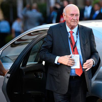 Präsident Südafrikas, Frederik Willem de Klerk, im Parlament die endgültige Abschaffung der Apartheid.