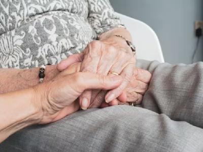 Poco personal y medicamentos caducados: las multas a las residencias de mayores de Madrid de 2024