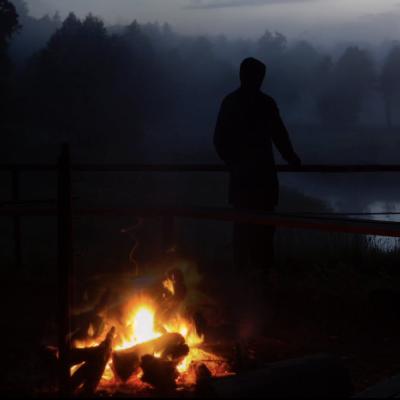 篝火之夜 【一小时纯音】- 一个人独自在暮色降临的河边、倾听自然氛围、柴火 篝火之夜 【一小时纯音】- 一个人独自在暮色降临的河边、倾听自然氛围、柴火