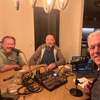 Ook zonder gast in aflevering 104 valt er geen stilte: het vaste trio analyseert en speculeert