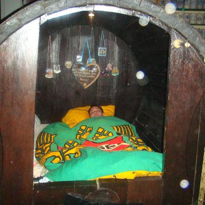 Dormindo dentro de um barril de madeira na Alemanha