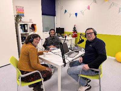 Topfit op de Cast: Aflevering 22- POH-GGZ: Darrel en Ralph ontvangen Loes Maurits, Praktijkondersteuner POH-GGZ bij Huisartsenpraktijk Kallan. We bespreken met Loes de druk op de GGZ zorg, de wachtlijsten bij psychiatrische instellingen en de drempel die sommige cliënten voelen voordat ze een afspraak maken.