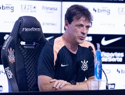 Fernando Diniz é apresentado no Corinthians e assume equipe em meio à crise