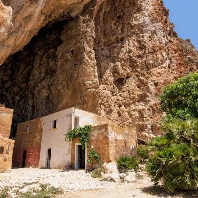 La Grotta Mangiapane di Custonaci: un borgo nascosto nella roccia La Grotta Mangiapane di Custonaci: un borgo nascosto nella roccia