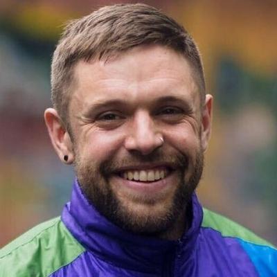 Ainle Ó Cairealláin as Béal Feirste ach a bhfuil ionad aclaíochta aige i gcampa teifeach in Ida i mBeithil.