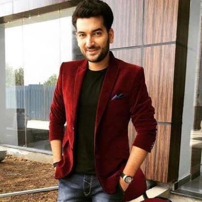 Rj Abhimanyu talking asking listeners why do girls like wearing short dresses