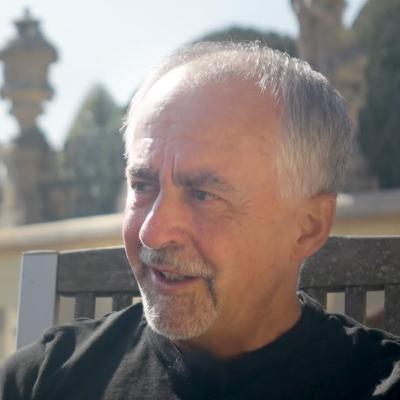 Povídání v zahradách s panem Sokolem na téma výchova, sebehodnota a hledání vlastní cesty