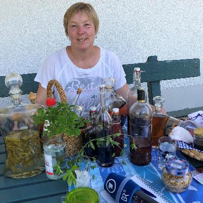 Evi Strehl zu Gast bei Kräuterpädagogin Bergbauer-Fritz in Niederbayern