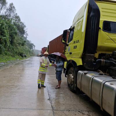 Tin trong nước - Cứu trợ 37 phương tiện, 50 tài xế và phụ xe bị cô lập giữa hai điểm sạt lở đèo Lò Xo Tin trong nước - Cứu trợ 37 phương tiện, 50 tài xế và phụ xe bị cô lập giữa hai điểm sạt lở đèo Lò Xo