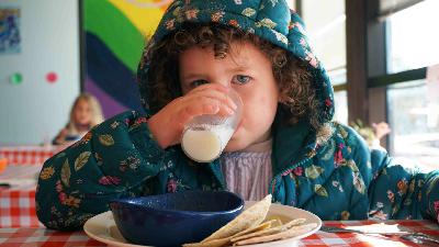 Kids enroll in this school just for the lunch (rebroadcast)
