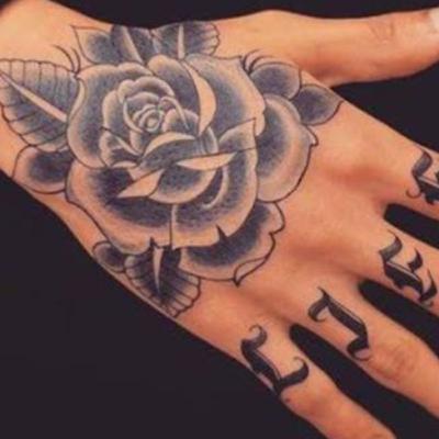 Descubra o Significado Oculto das Tatuagens de Rosa: A Beleza em Suas Mãos