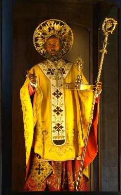 Szent Miklós és püspöki ornátus
| A Váci Egyházművészeti Gyűjteményben Szent Miklós és püspöki ornátus
| A Váci Egyházművészeti Gyűjteményben