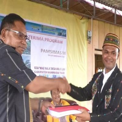 BUPATI ANDREAS RESMIKAN AIR MINUM BERSIH DI GOLO LONI
