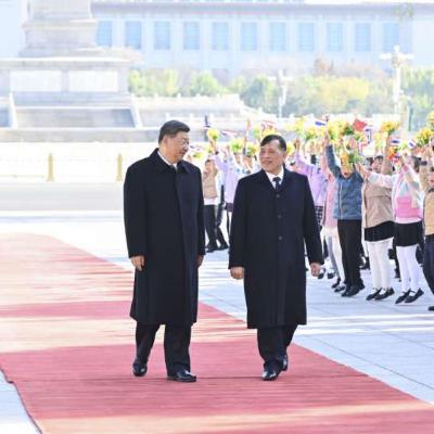 Xi calls for advancing community with shared future when meeting Thailand's king