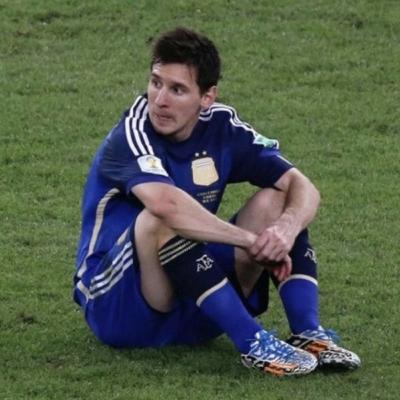 messi derin düşüncelere dalmış gibi